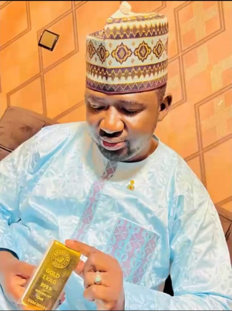 MOUHDJAF CEO Mouhamadou Djafarou holding a 1 kilo 999.9 gold bar